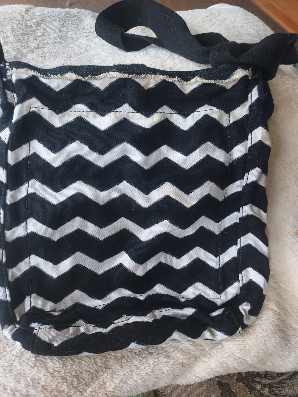 thirty-one Black and White Chevron Crossbody Purse